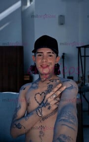 JOVEN VERSÁTIL TATUADO CON BUENA VERGA Y NALGA - FOTO 2