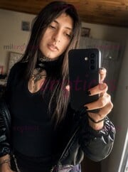 SOLO UNA CHICA INTENTANDO VERSE LINDA MIENTRAS SOBREVIVE AL CAOS - FOTO 9