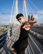 JOVEN ATRACTIVO ELEGANTE COMPLACIENTE PROFESIONAL - FOTO 1