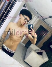 POLLO PASIVO, DISCRETO, TRAGÓN Y MUY MORBOSO - FOTO 1