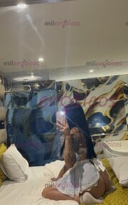 PELINEGRA TATUADA DE OJOS VERDES ACOMPAÑAMIENTO DISCRETO - FOTO 9