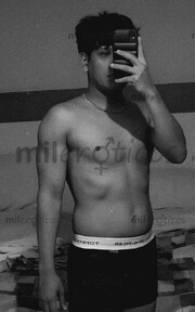 JOVEN VARONIL DISCRETO Y CACHONDO LISTO PARA COMPLACERTE - FOTO 1