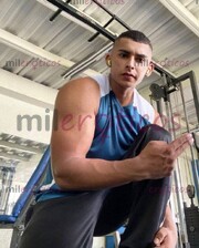 HOMBRE MUSCULOSO MARCADO Y ATRACTIVO CON 21 CENTÍMETROS Y MUCHO SEMEN - FOTO 1