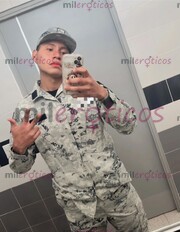 JOVEN MILITAR BAJANDO DE OPERACIONES CON LOS HUEVOS BIEN CARGADOS DE LECHE - FOTO 1