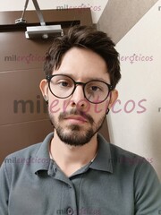 JOVEN DELGADO VELLUDO TATUADO COMPLACIENTE - FOTO 2