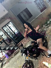 HERMOSA CABALLOTA EN TU CIUDAD PELI NEGRA OJOS NEGROS - FOTO 1