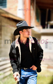 CHICO ATRACTIVO, SIMPÁTICO Y AGUANTADOR - FOTO 1