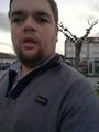 Tengo 30 anos primera ves so loiro olhos asuis simpático e carinhoso