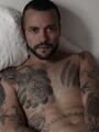Latino masculino moreno alto delgado simpático guapo, pocos días aqui