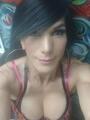 Nena trans guapa y femenina con un rico caramelo