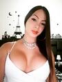Chica trans paisita, femenina y profesional en masajes