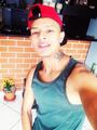 3046793398 Joven universitario complaciente con sitio