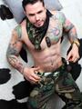 Marlon macho velludo tatuado serio varonil vergon con apto yparqueadero en la 70