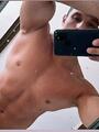 Joven deportista masajista, educado y aseado