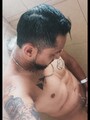 Moreno tatuado con una rica verga lechosa para ti