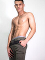 FOTOS DE SOY ACTIVO, MASCULINO, SERIO. COMPLACIENTE