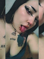 FOTOS DE CHICA SEXY TATUADA, CON PERFORACIÓNES Y GRUESA