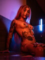 FOTOS DE MARCADA, BRONCEADA Y TATUADA ACTRIZ PORNO INTERNACIONAL E INFLUENCER.
