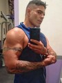FOTOS DE UNOS BRAZOTES DE MACHO ESPALDÓN, HOMBRESOTE VERGON Y CALIENTE