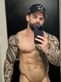 FOTOS DE HOMBRE VERGON XL 21CM DISCRETO, SERIO, TATUADO, MUSCULOSO, CARISMÁTICO Y GUAPO.