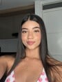 FOTOS DE MORENA SENSUAL CON GAFITAS, CURVAS DE INFARTO Y ACTITUD IRRESISTIBLE.