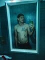 FOTOS DE UN HOMBRE CURIOSO,VANIDOSO Y UN TANTO JARIOSO CON EL ELEMENTO ESENCIAL.