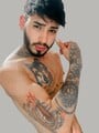 FOTOS DE BBY EXÓTICO MARCADO CON TATUAJES Y UNA SENSUAL BARBA