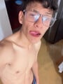 FOTOS DE JOVEN DELGADO, RISUEÑO, CON GANAS DE CUMPLIR TUS FETICHES Y HACERTE FELIZ