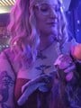 FOTOS DE HERMOSA CHICA DE PIEL BLANCA Y CAUTIVADORES TATUAJES, TAN EDUCADA COMO APASIONAD