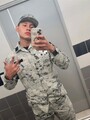 FOTOS DE JOVEN MILITAR BAJANDO DE OPERACIONES CON LOS HUEVOS BIEN CARGADOS DE LECHE