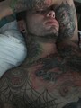 FOTOS DE MASCULINO TATUADO COMPLACIENTE VERGON ATLETICO
