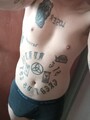 FOTOS DE JOVEN ATLÉTICO TATUADO LISTO PARA COMPLACERTE