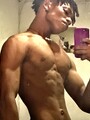 FOTOS DE UNIVERSITARIO NEGRO DOMINANTE ACTIVO CON CARA DE JOVEN