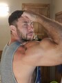 FOTOS DE ACOMPAÑANTE MASCULINO 1.95M 100KG MUSCULOSO Y SUPER DOTADO ACTIVO