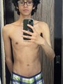 FOTOS DE JOVEN UNIVERSITARIO TIPO NERD CON BUENA HERRAMIENTA PARA DARTE MUCHO PLACER.