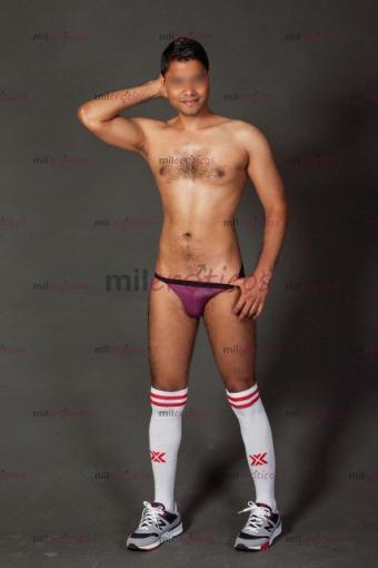 Fotos de UMM chico joven masajista masculino y profesional tambien para romper el culio