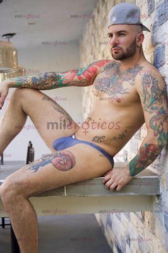 Foto de Acepto tarjetas o depósitos. Man discreto Tatuado.