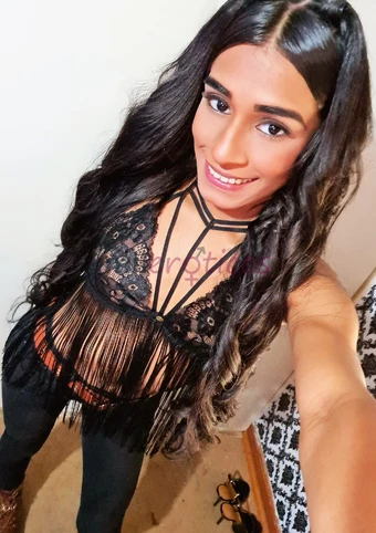 Hola amor soy coralba condes una real y estuoenda nina transexual venezolana super femenina con un delgado cuerpo piel canela suave para acariciar cab...