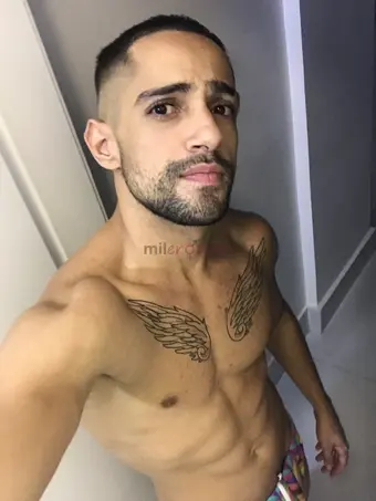 Atendo somente homens curto de tudo sem frescuras tenho local no setor oeste tenho 22 cm de rola grossa e dura local discreto sem porteiro tenho 1 75...