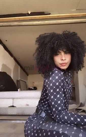 Hola soy mia tengo 21 anos colombianasiy una chica trans muy caliente me encanta el sexo y satisfacer a mis clientes en todo lo que deseen soy carinos...