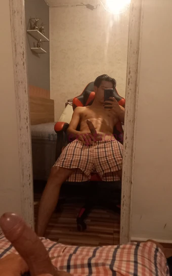 Me llamo alantengo 19solo hago oral me gusta el aseo hago esto para vivir vuelvo y repito solo sexo oral en el metro todo queda cerca soy muy educados...