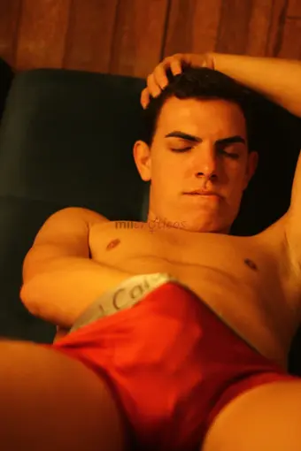 Atendimento reservado para homens 23 anos 1 65 m 55 kg versatil ativo passivo com protecao sempre atendo em motel rs chama no whatsapp para tirar duvi...