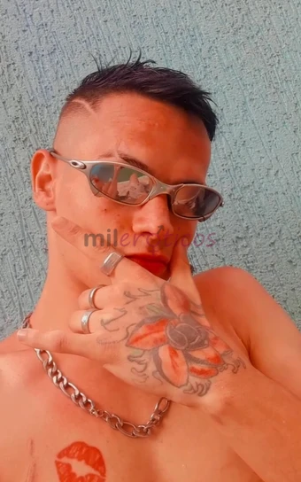 Ola me chamo giovanni tenho 23 anos sou relativo safado tenho 1 68 de altura 65 kilos magrinho branquinho taradosou carinhoso cheiroso gosto de um bom...