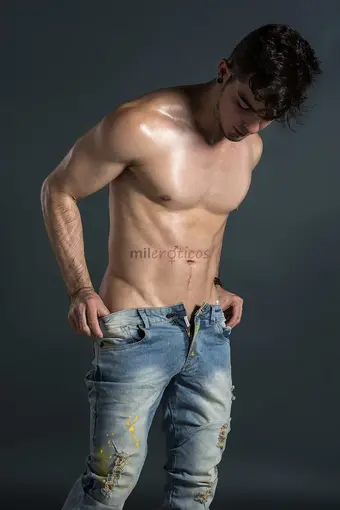 Icorpo atletico divididos em 1 78 alt 77 kg e 20 cm de doteum cara gente boa com excelente nivel cultural gosta de trocar ideia sobre assuntos diverso...
