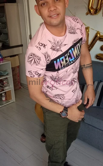 Holasoy colombiano me llamo danilo nuevo en esta zona dispuesto a satisfacer sus fantasias trato de pareja acompanamiento sexo oral anal beso negro ll...