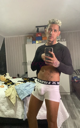 Hola me llamo angel chico atletico marcado amante al deporte y a una buena conversacion para asi poder romper el hielo y pasar a la parte mas rica y p...