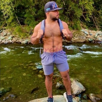 Hola soy joven colombiano 28 anos velludo serio versatil mas activo oral penetracion ofrezco mis servicios si desea vivir una rica rica experiencia co...