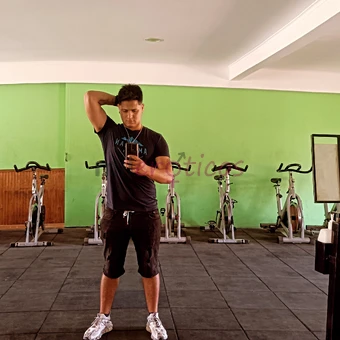 Joven de 23 anos para complacer a todo tipos de mujeres muy activo y atletico chileno scort gigolo acompanante servicios solo para mujeres servicio do...