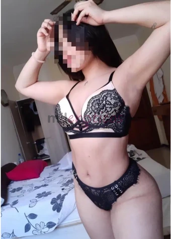 Hola amor me llamo carolina extranjera recien llegada ha la comuna ven ha conocerme y pasarla rico con oral vaginal y anal varias posiciones caricias...