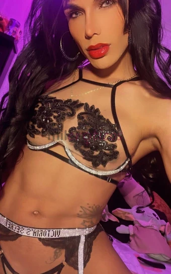 Recien llegada a tu ciudad amp chica trans amp guapa femenina lechera dotada experta en principiantes y dispuesta a darte el mejor sexo que jamas haya...